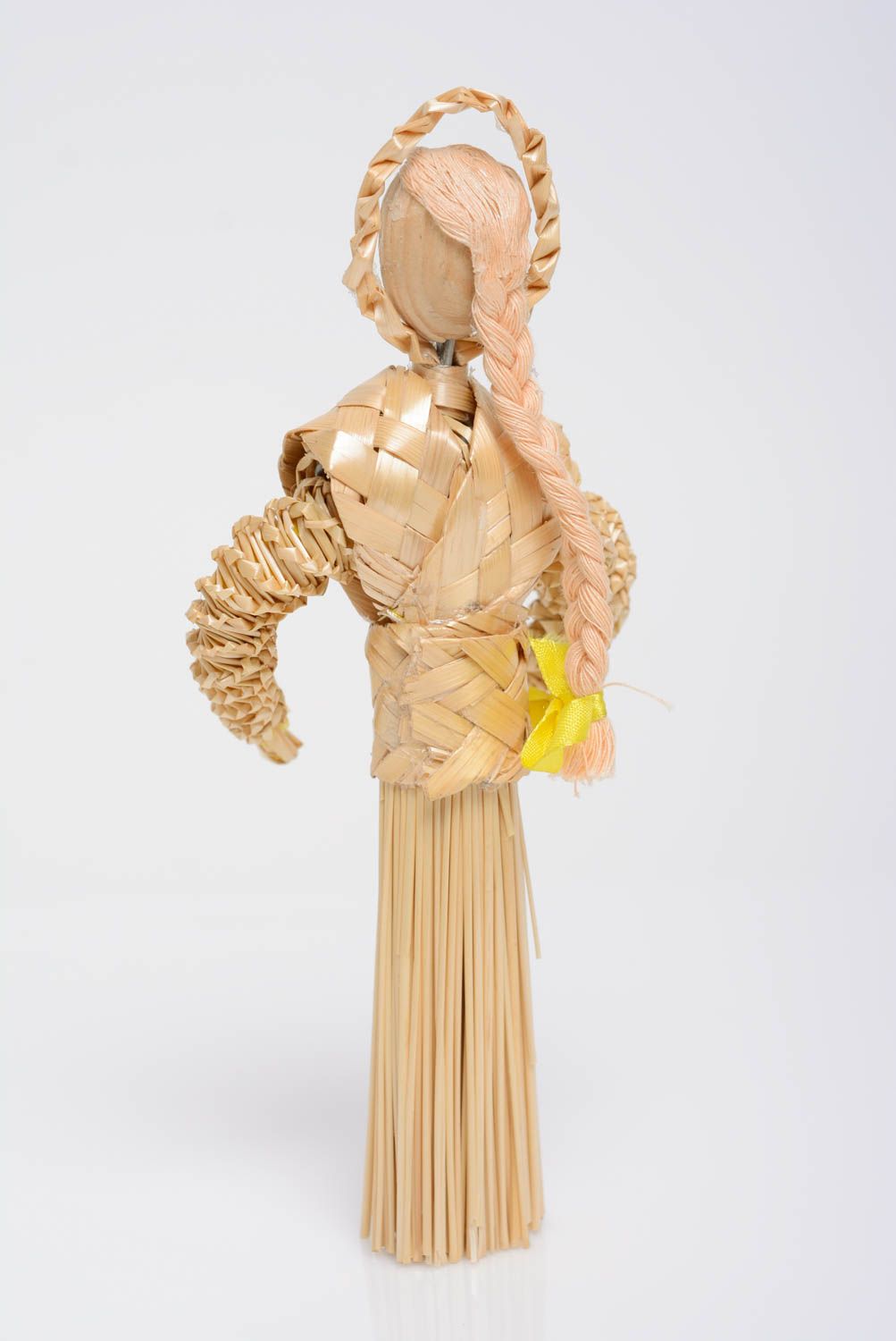 Кукла оберег из соломы ручной работы плетеная для декора красивая оригинальная фото 3