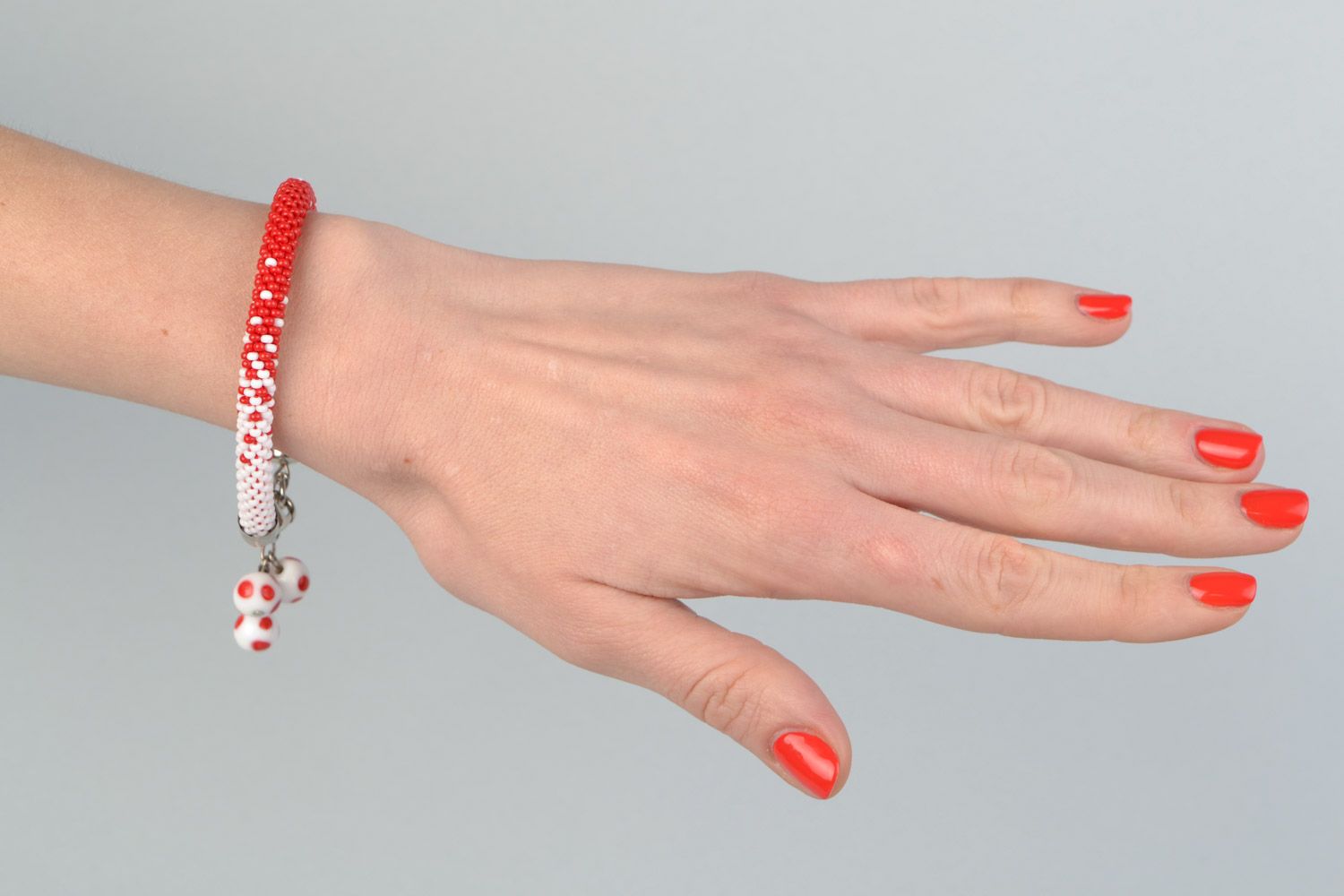 Bracelet crocheté en perles de rocaille rouge blanc avec pendeloques fait main photo 1