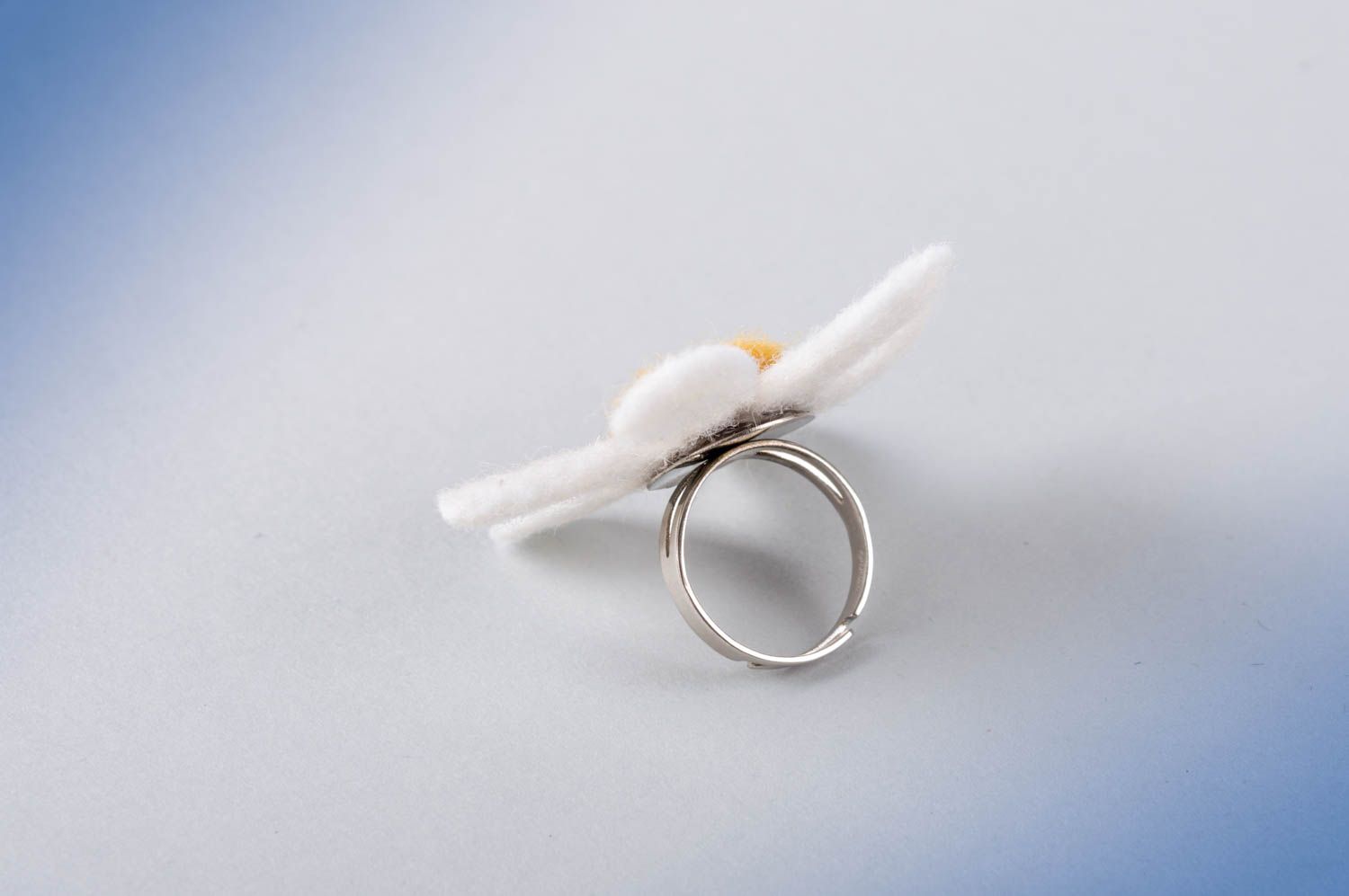 Металлическое кольцо ручной работы с цветком из шерсти мериноса Ромашка  фото 5