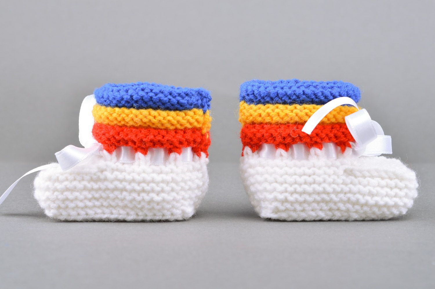 Handmade white baby shoes knitted of semi-woolen threads with stripes and bows photo 5