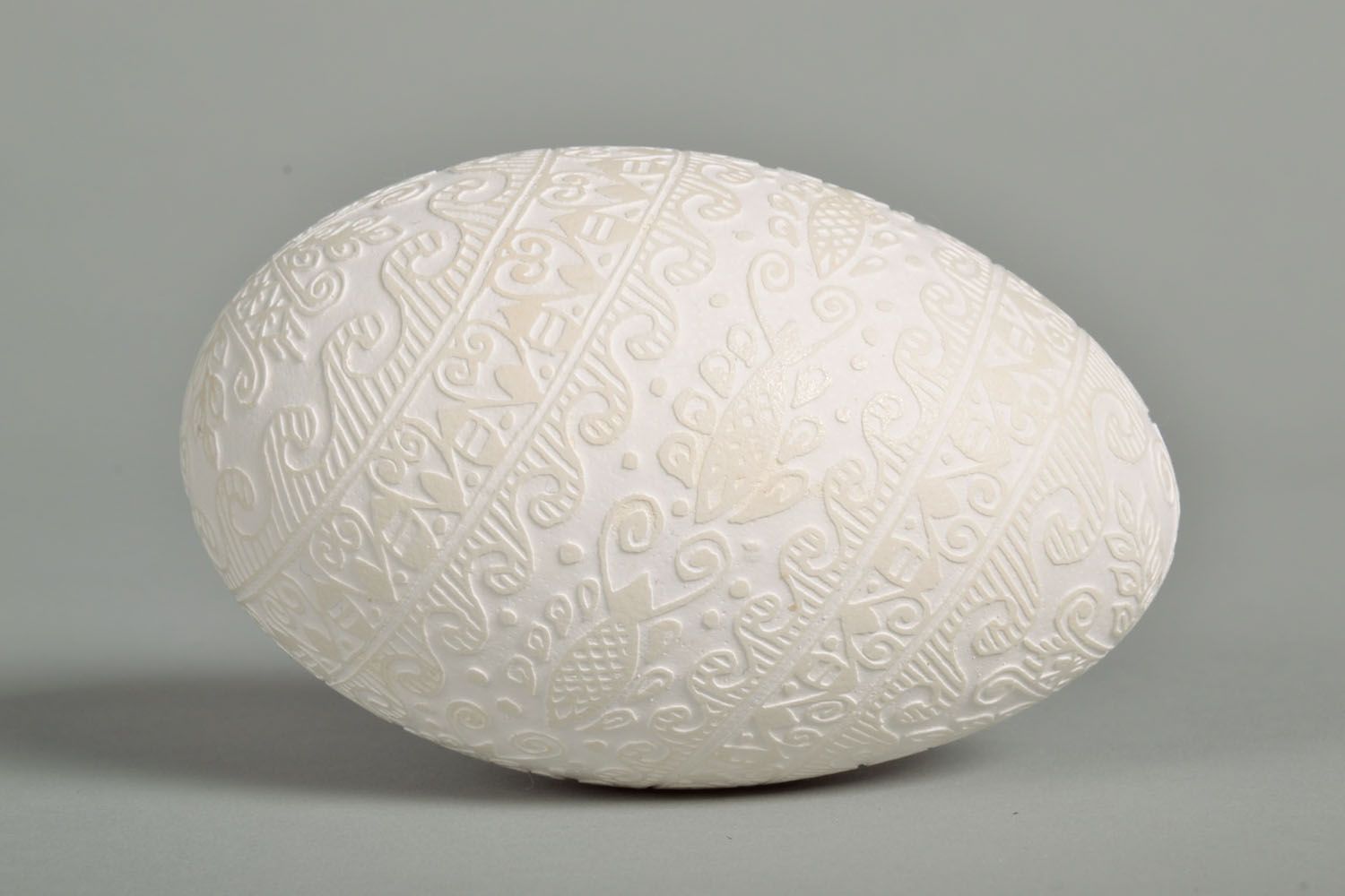 Ovo da Páscoa decorativo pintado à mão branco  foto 3