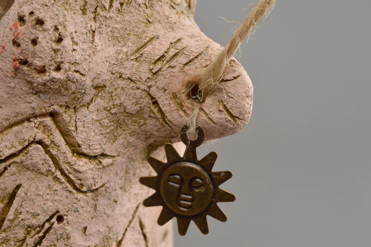 Handmade Statuette aus Ton Glücksbaum mit dekorativen Elementen aus Metall foto 5
