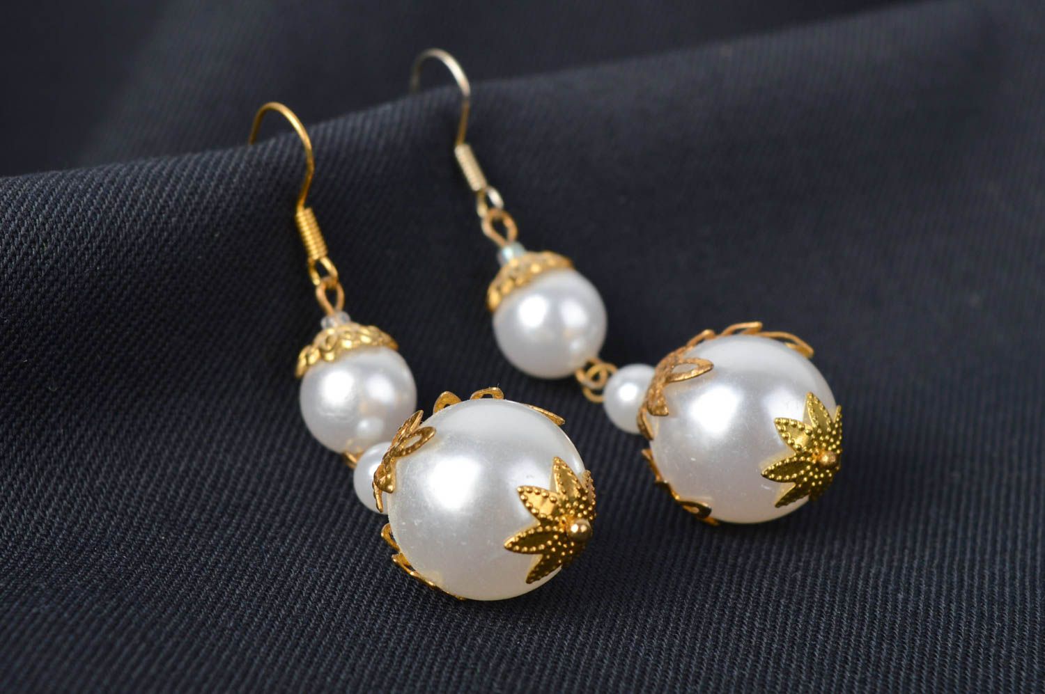 Boucles d'oreilles blanches Bijou fait main perles acryliques Cadeau femme photo 1