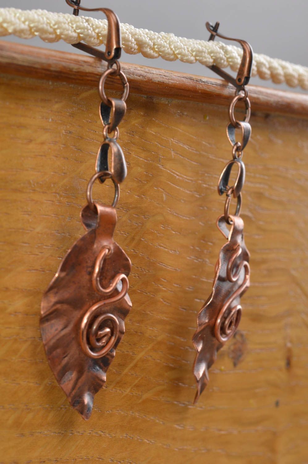 Boucles d'oreilles feuilles en cuivre faites main pendantes forgeage à chaud photo 2