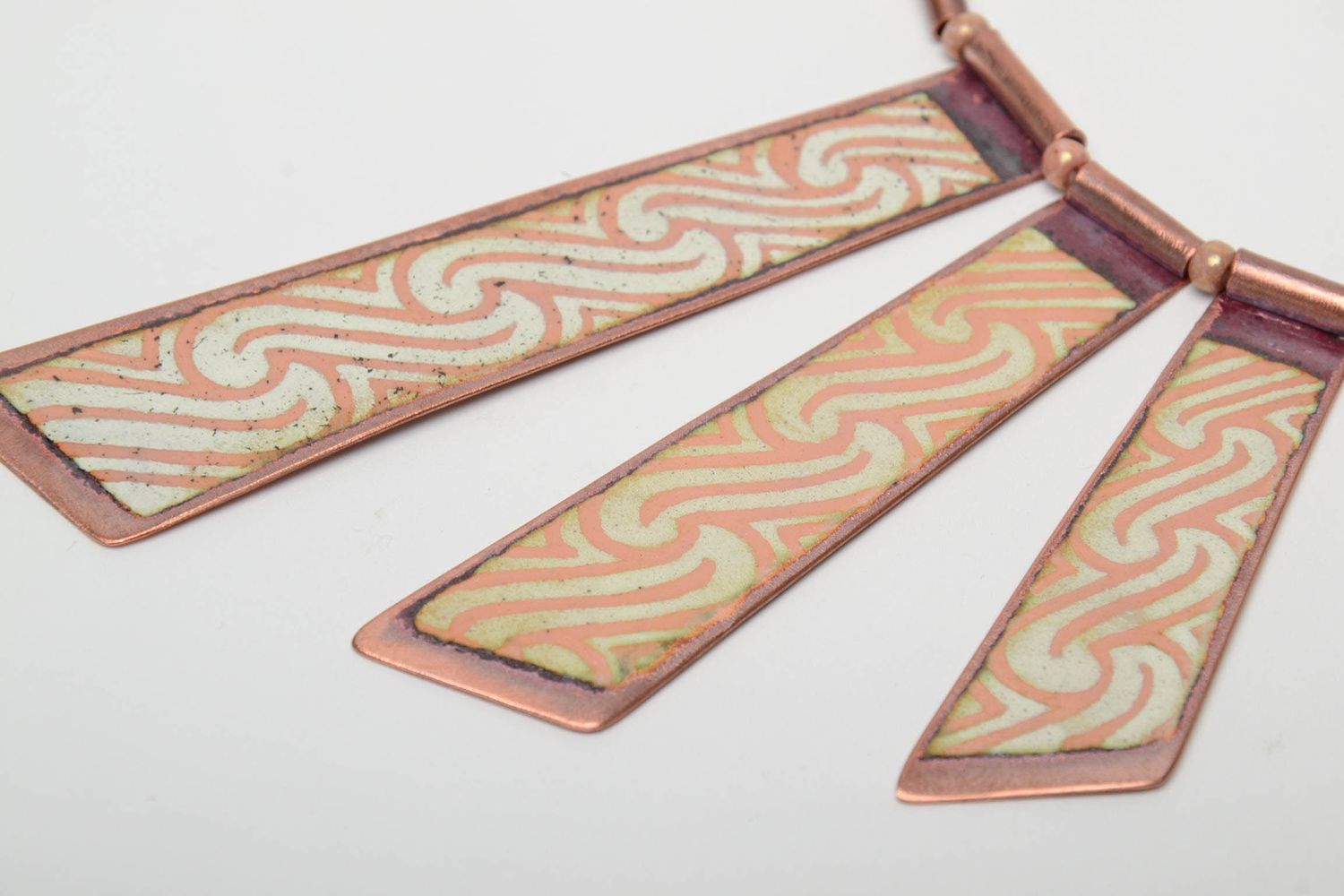 Collar de cobre con forma de corbatón pintado con esmaltes multicolores foto 4