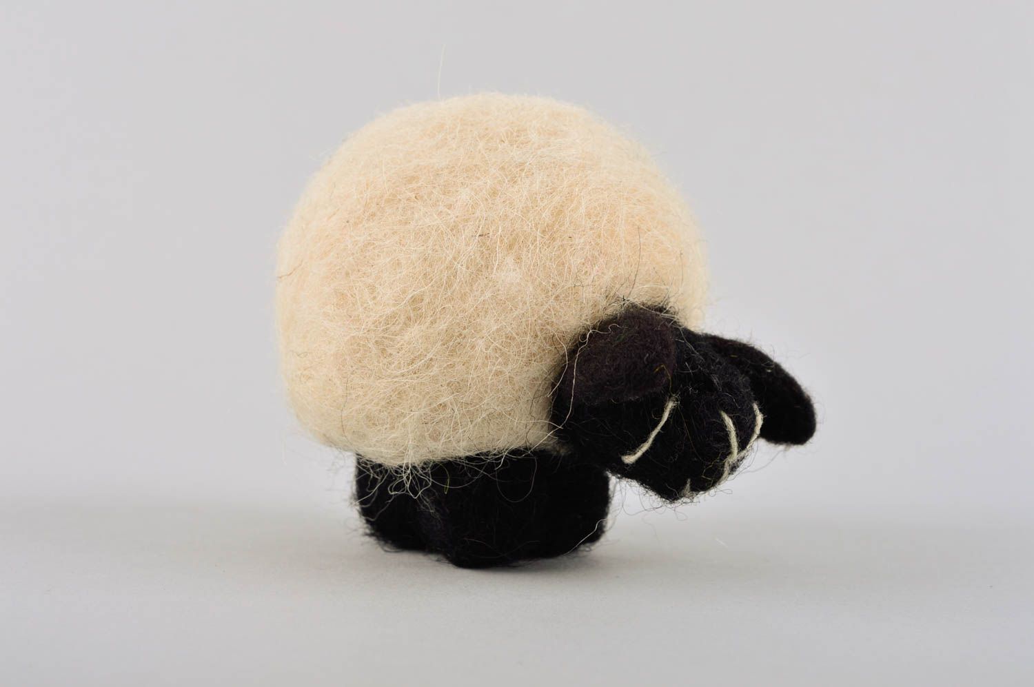 Валяная игрушка ручной работы валяная овечка игрушка из шерсти красивая декор фото 3