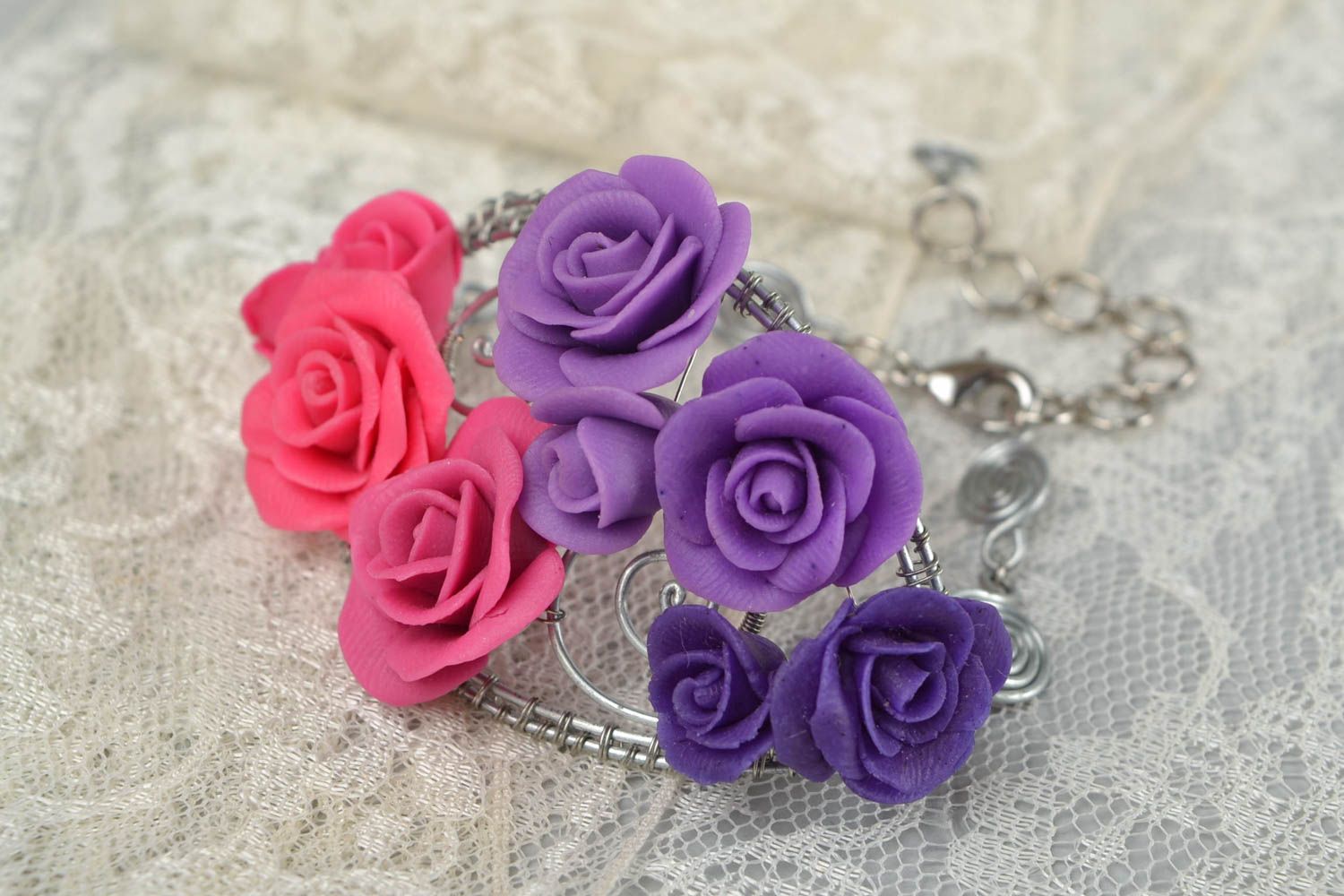 Violet and pink roses cuff bracelet with a metal string base photo 2