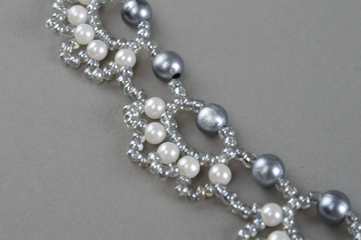 Collier en perles de rocaille et perles fantaisie gris original fait main photo 3