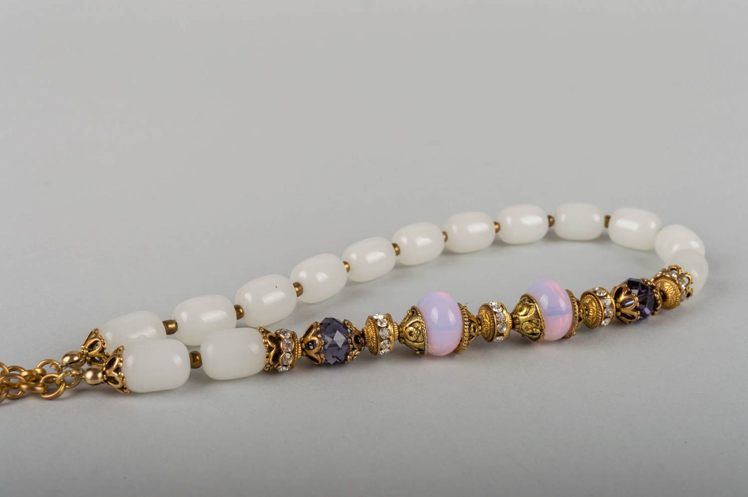 Schöne elegante handgemachte Halskette aus Natursteinen Nephrit und Mondstein foto 5