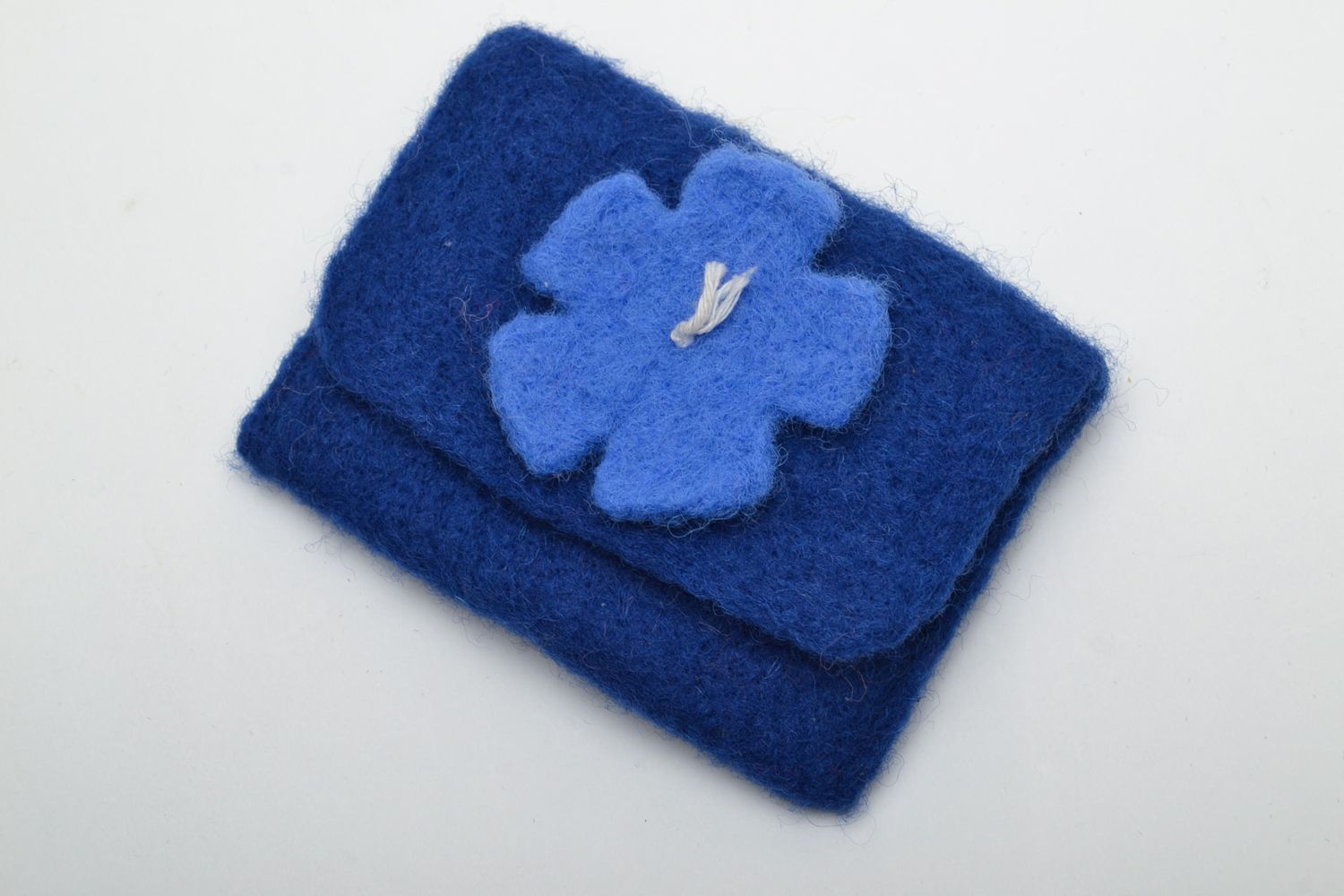 Portefeuille en laine naturelle bleu avec fleur feutrage à sec photo 2