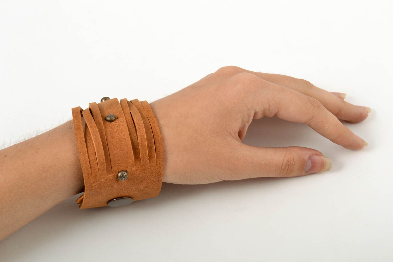 Широкий кожаный браслет хэнд мэйд женский браслет на руку украшение из кожи фото 1