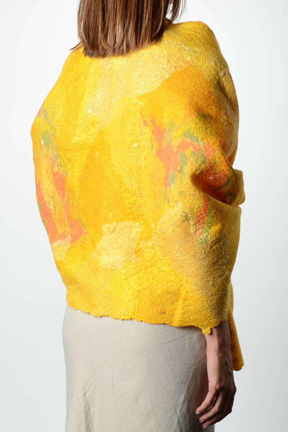 Женский шарф палантин ручной работы валяный палантин из шерсти желтый светлый фото 2