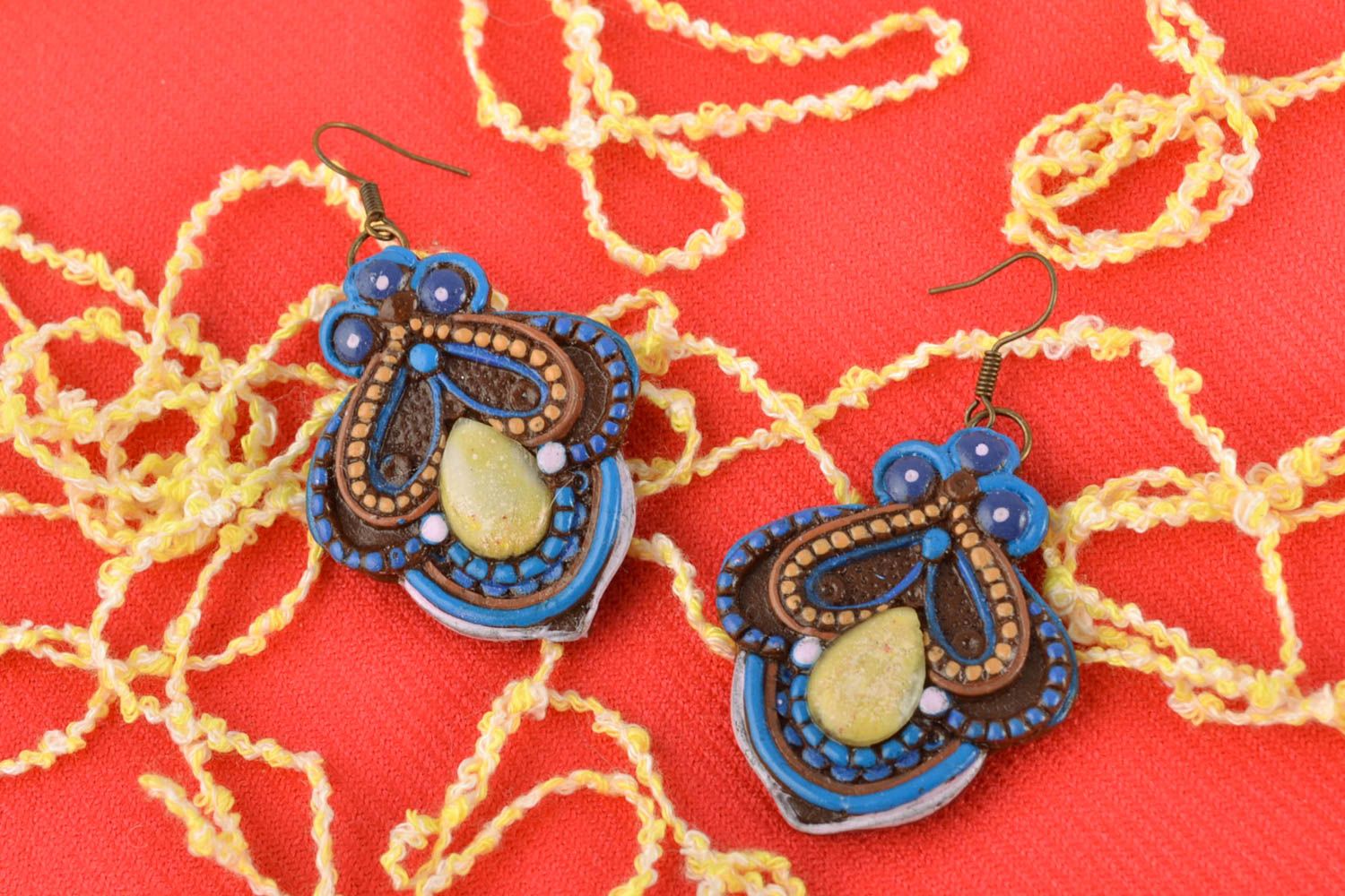 Boucles d'oreilles artisanales faites main avec pendentifs de pâte polymère photo 1