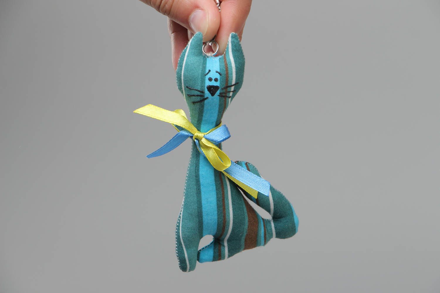 Porte-clés Chat en tissu rayé original turquoise avec ruban fait à la main photo 5