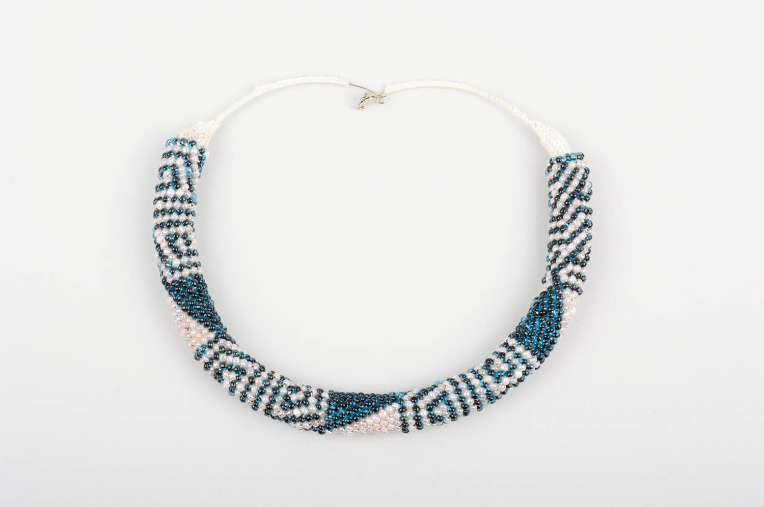 Collier spirale crocheté en perles de rocaille fait main bleu-blanc ornementé photo 1