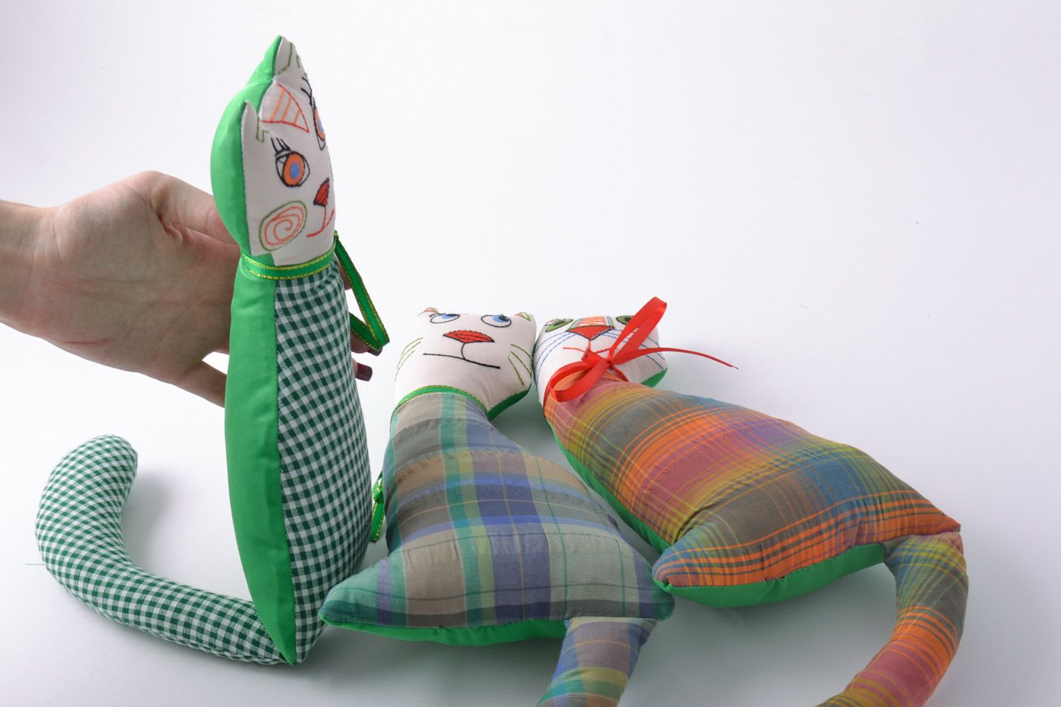 Текстильные мягкие игрушки ручной работы Коты с бантиками для детей 3 штуки фото 5