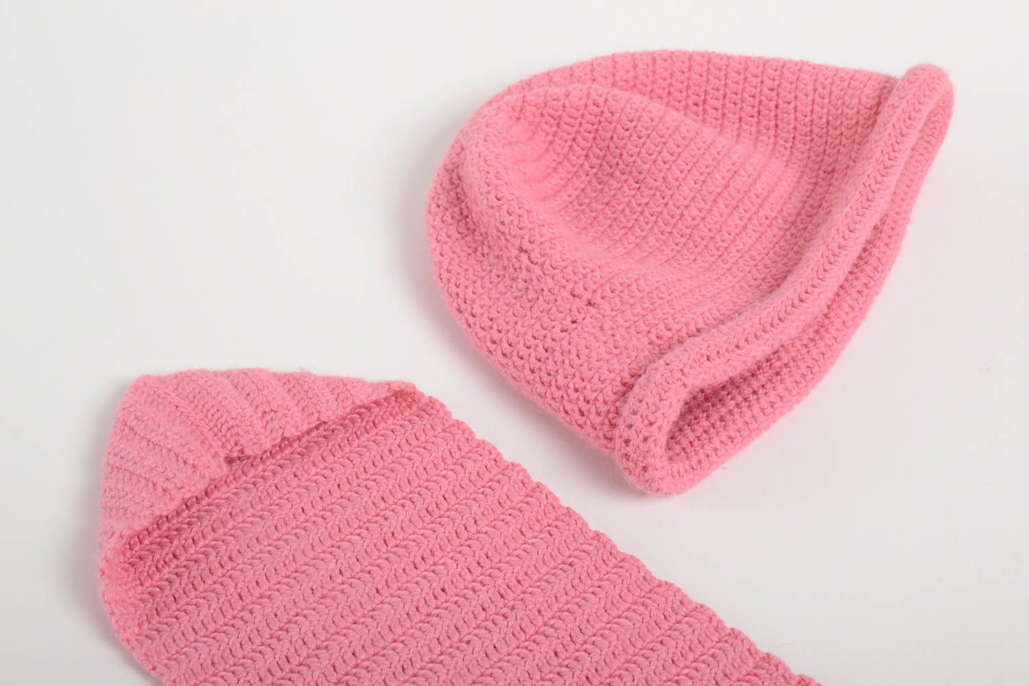 Набор вязаных аксессуаров для девочки ручной работы шапка и шарф розовые фото 4