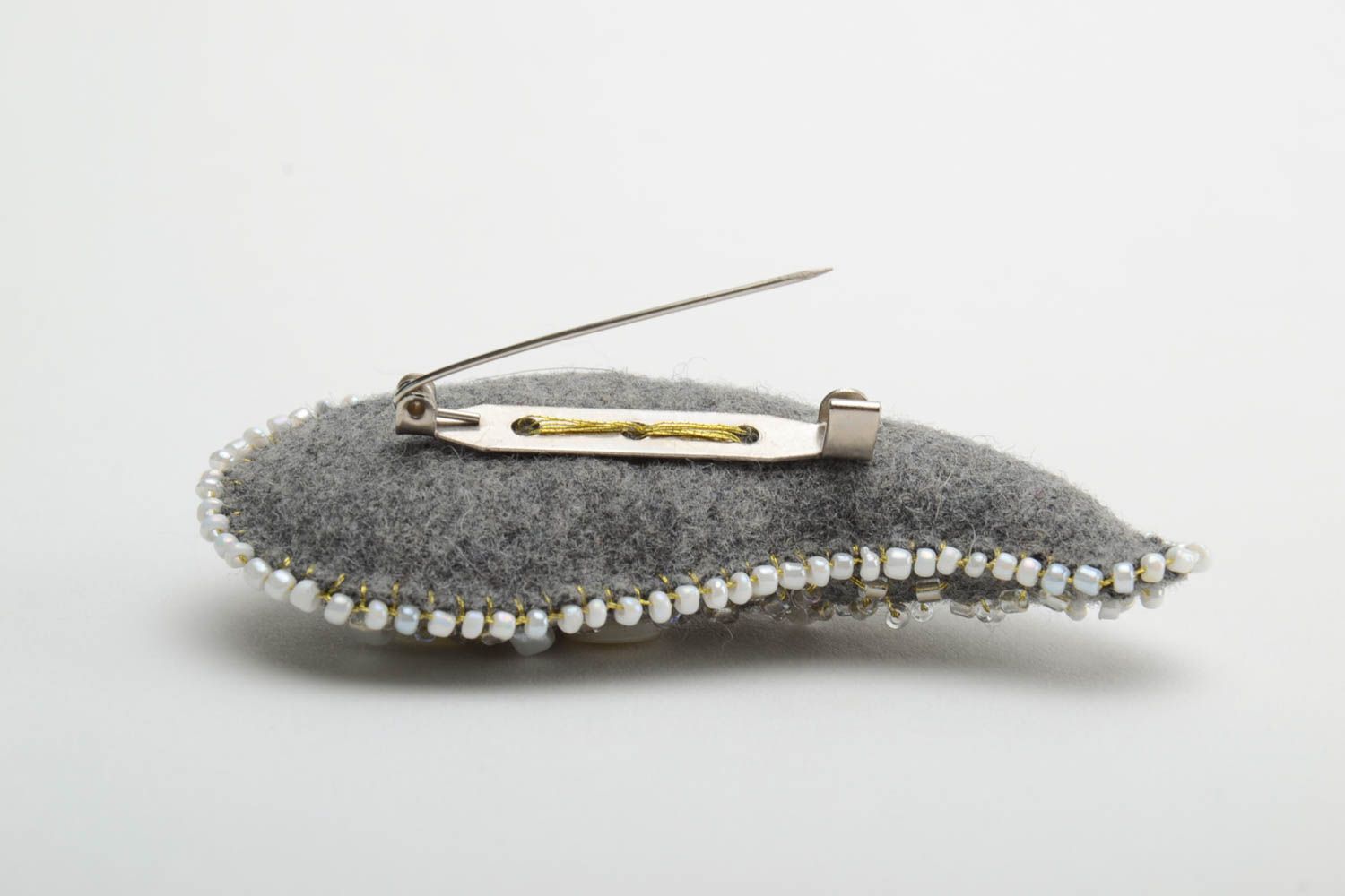 Broche grise en laine perles de rocaille paillettes faite main grande Goutte photo 3