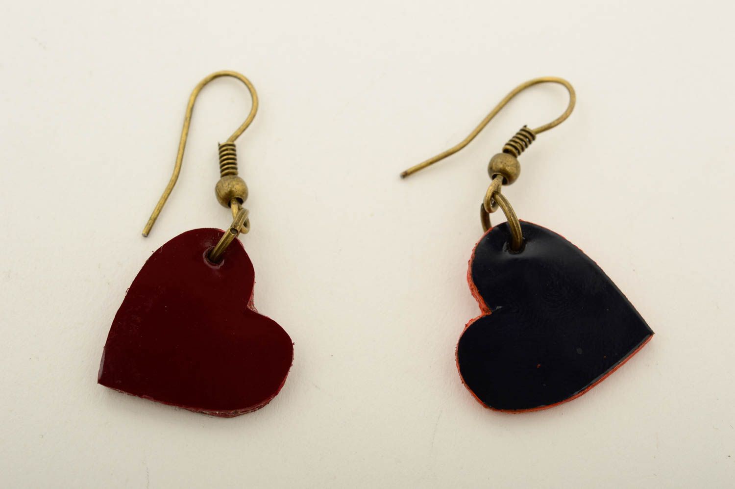 Boucles d'oreilles coeur Bijou fait main en cuir rouge-noir Cadeau pour femme photo 4
