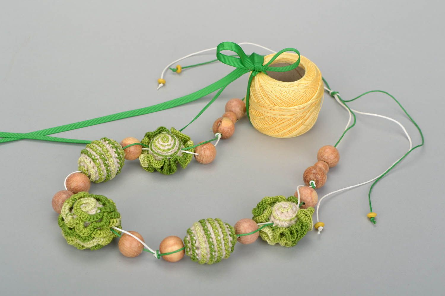 Halskette mit Holzperlen Frühlingslaub foto 1
