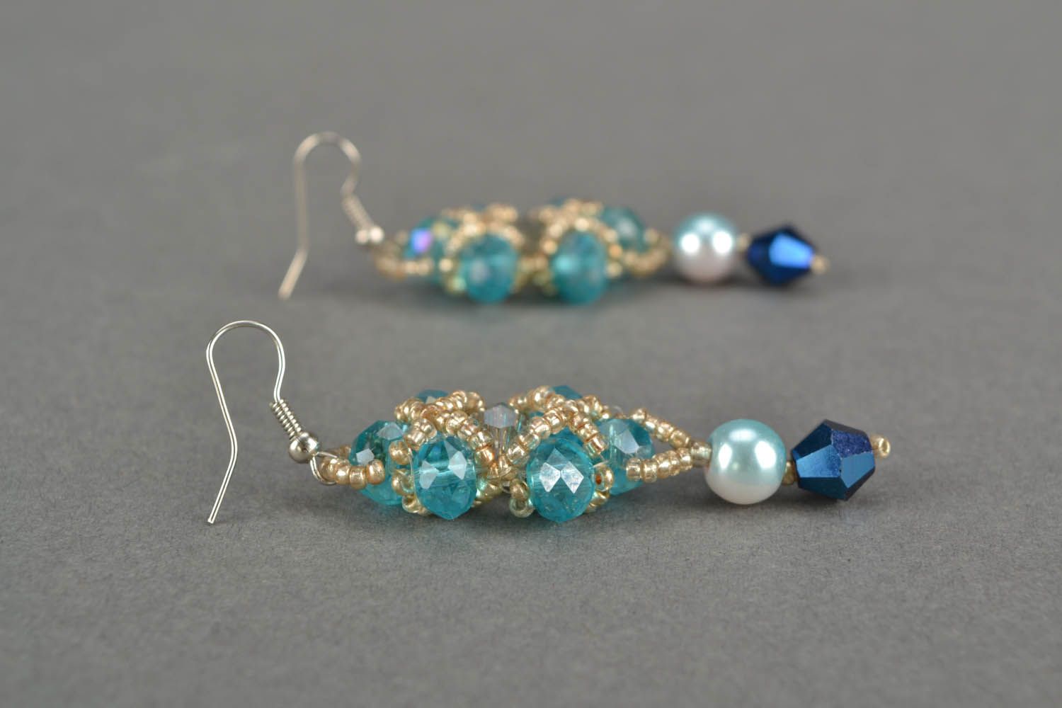 Handgemachte Ohrringe mit Glasperlen Blauer Kristall foto 4