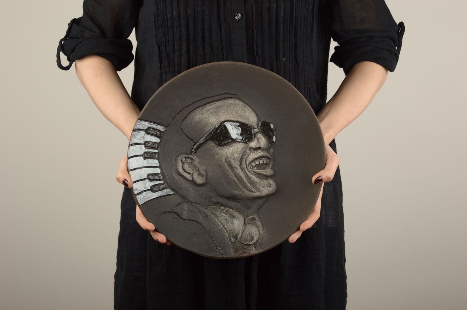 Керамическая тарелка ручной работы глиняная посуда расписная тарелка Рэй Чарльз фото 1