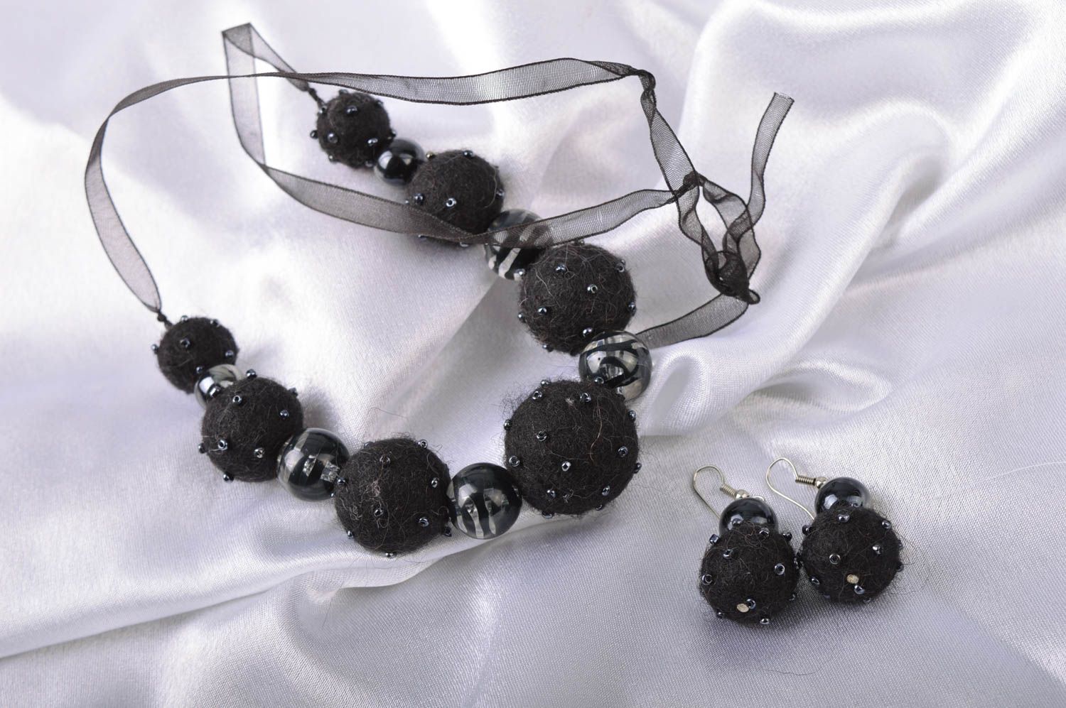 Set of jewelry felting technique 2 pieces earrings and necklace of black color photo 1