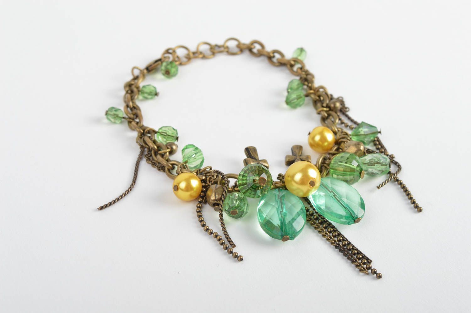 Bracelet en perles plastiques sur chaîne façon bronze fait main vert-jaune photo 1