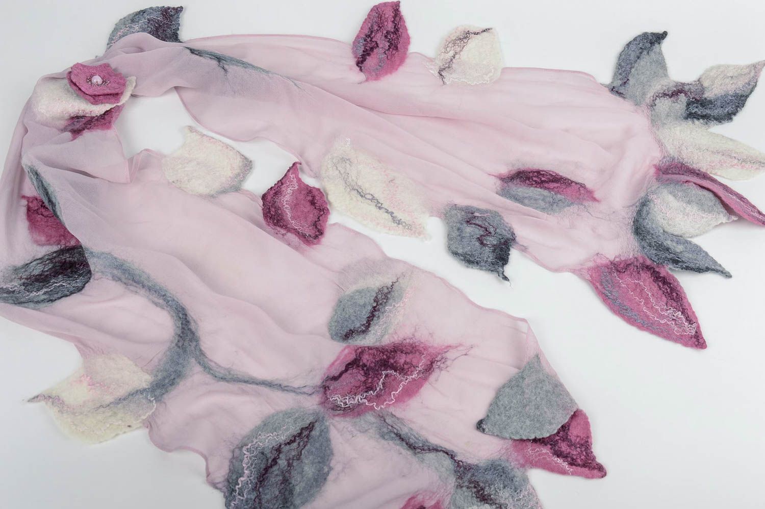 Розовый шарф в технике мокрого валяния из шерсти ручной работы красивый фото 4