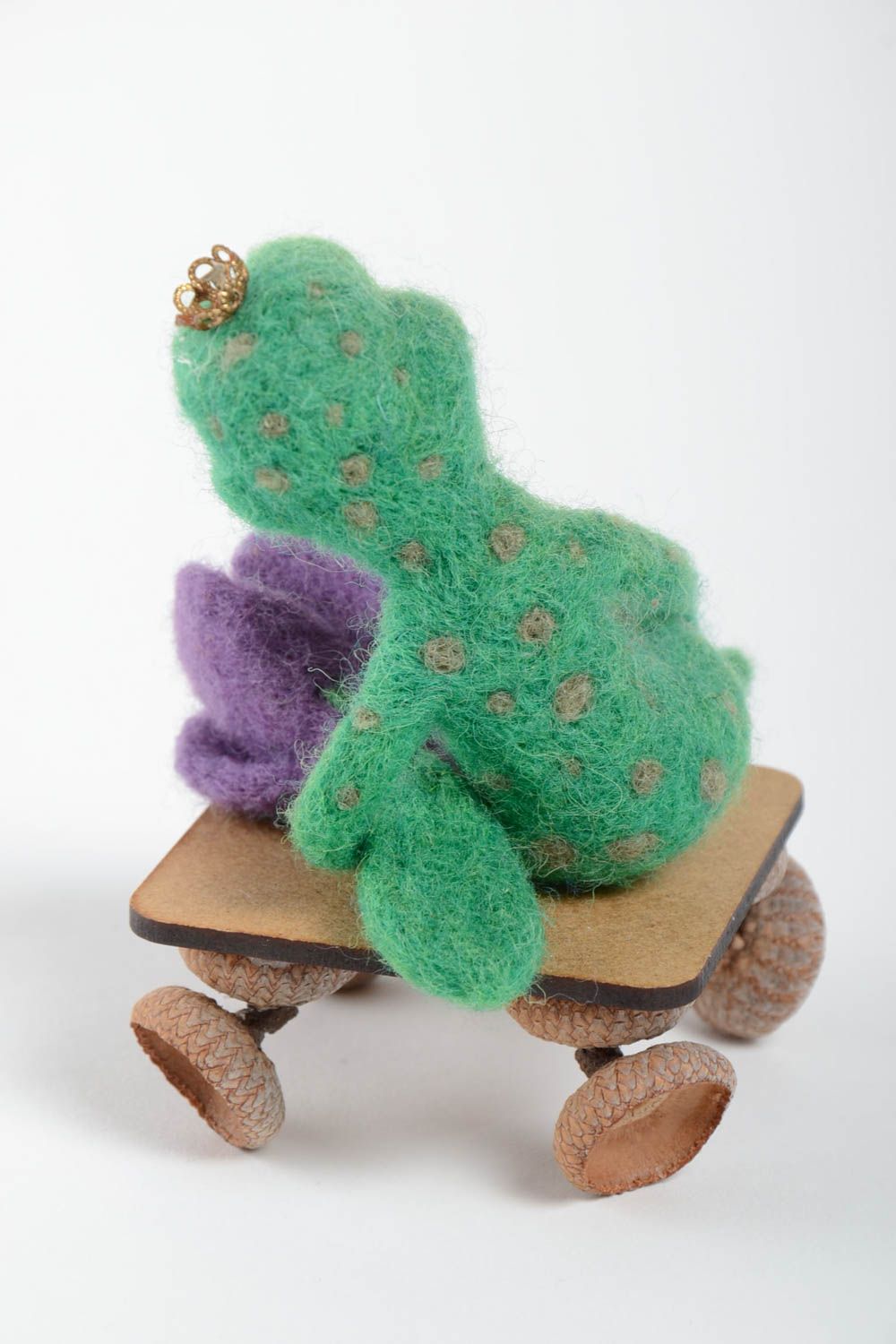 Декоративная игрушка из шерсти в технике сухого валяния ручной работы Лягушка фото 4