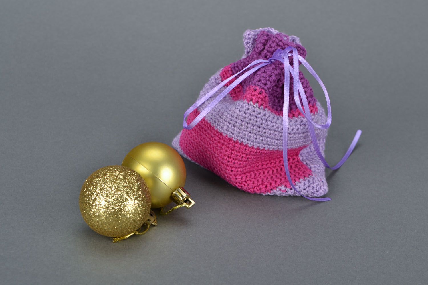 Sachet cadeau tricoté au crochet violet-framboise  photo 1