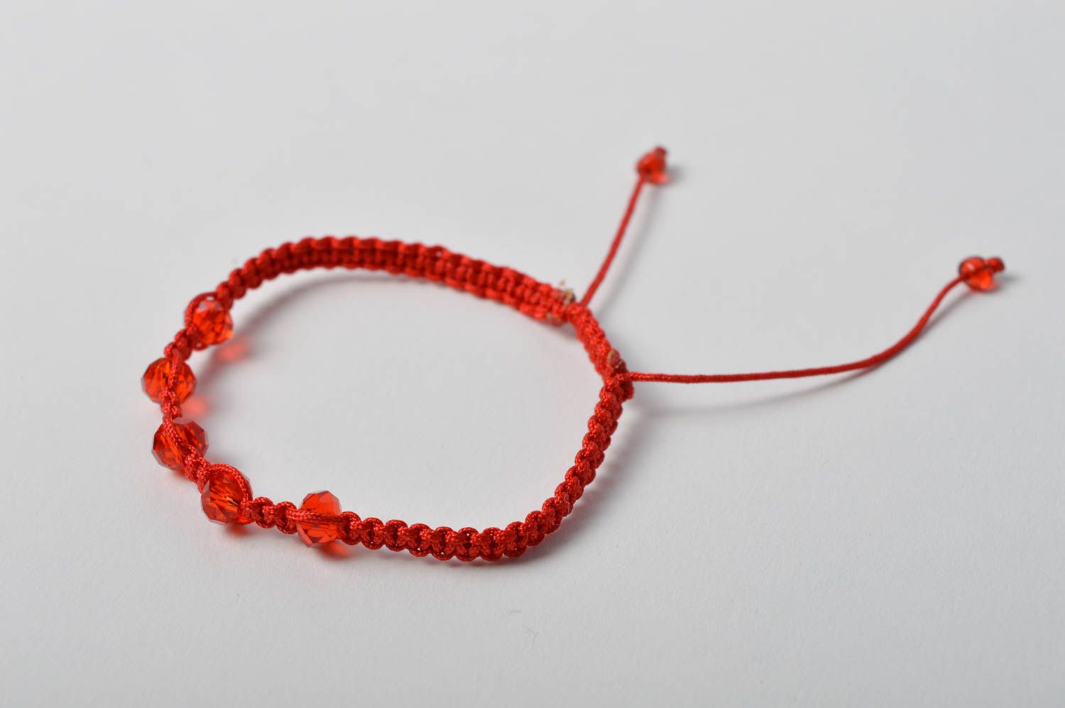 Bracelet textile fils rouges Bijou fait main design original Accessoire femme photo 3