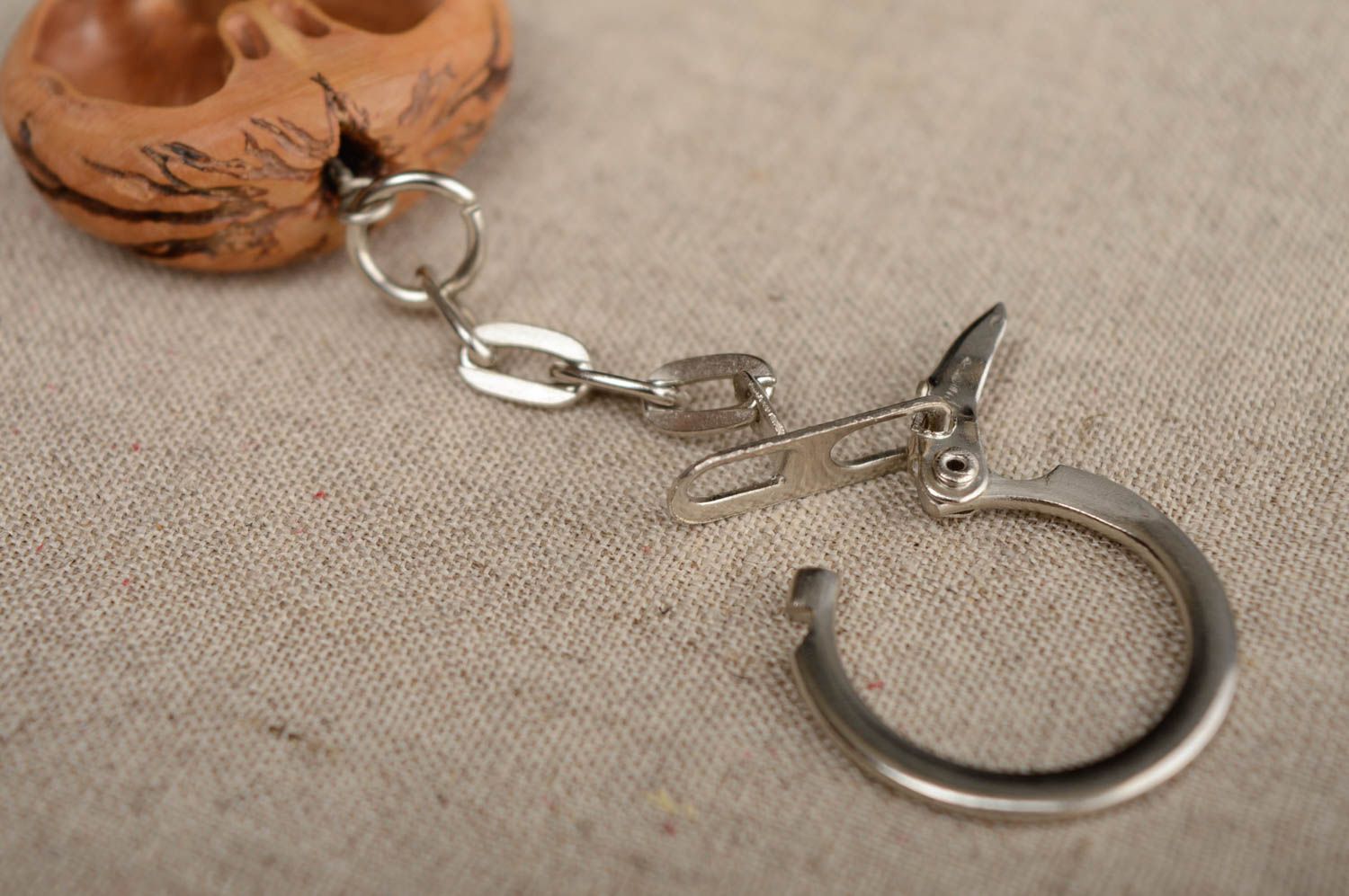 Porte-clés en noix insolite fait main marron avec fourniture métallique photo 5
