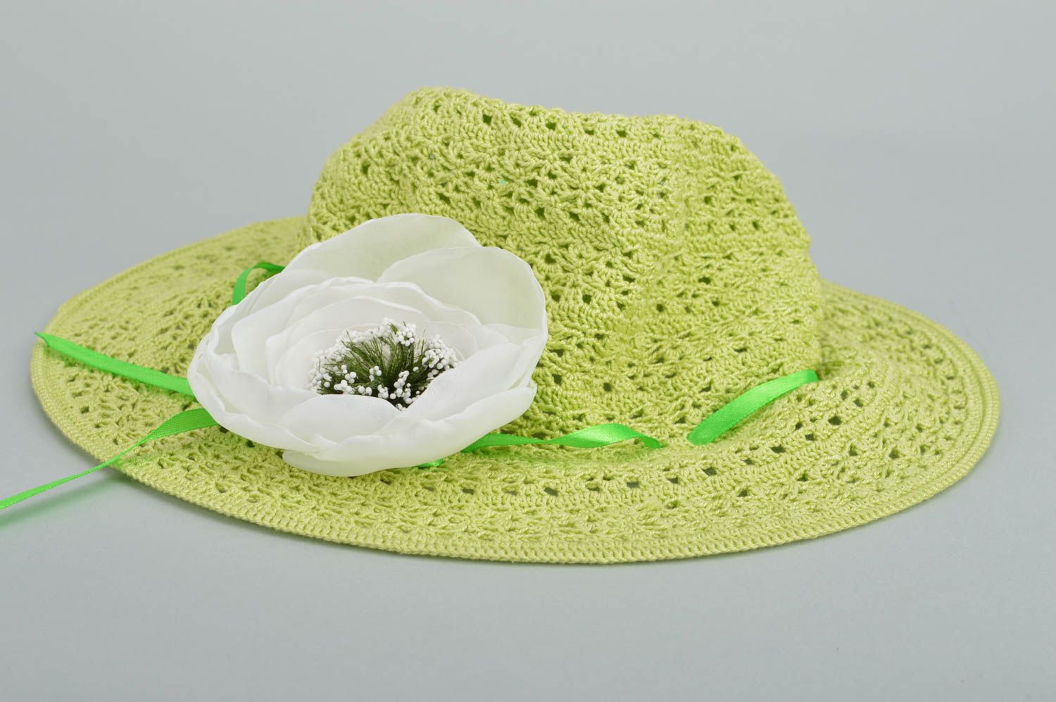 Вязаная шляпка для девочки красивая салатная с полями с цветами ручная работа фото 3