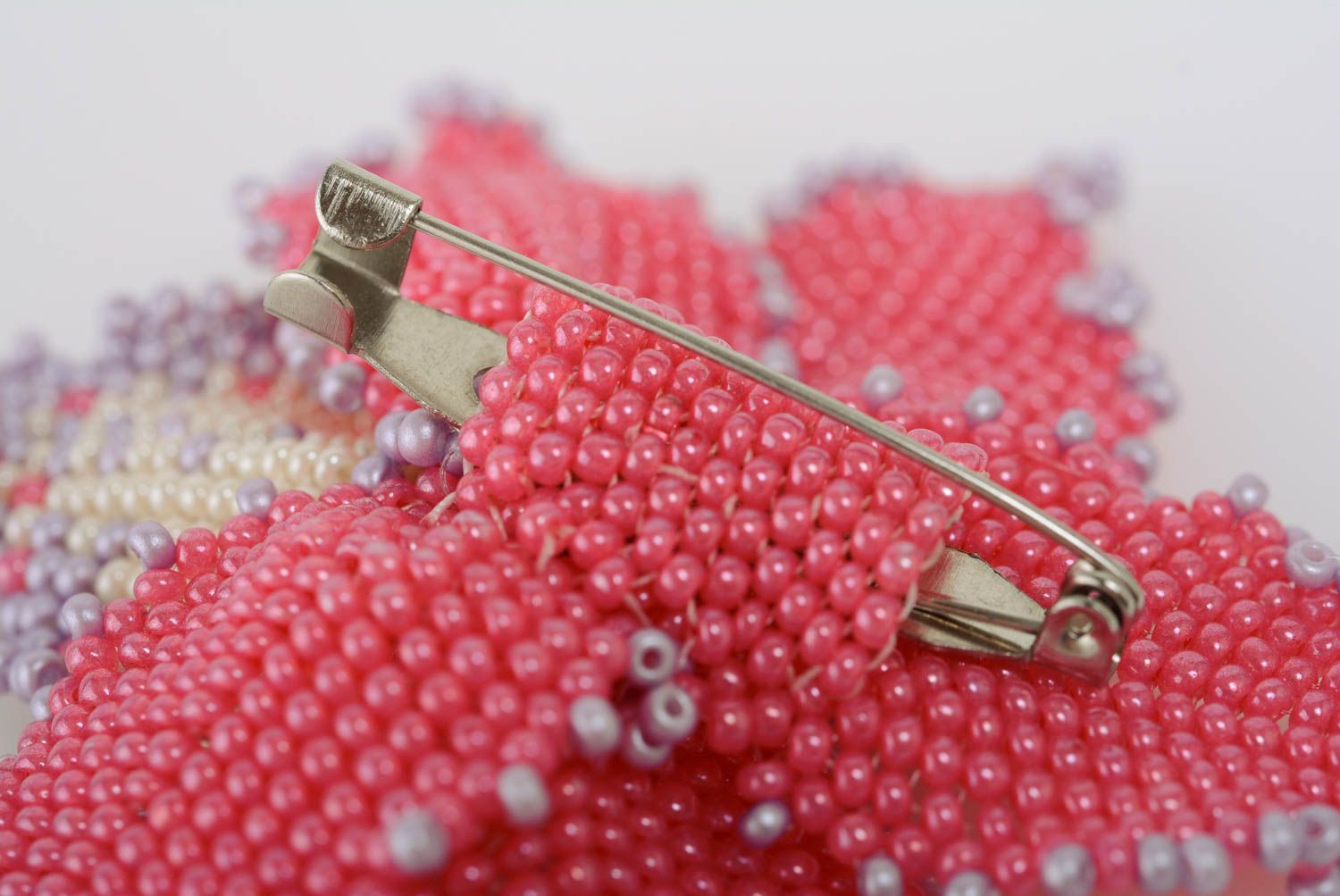 Broche en perles de rocaille tendre faite main en forme de fleur rose bijou photo 3