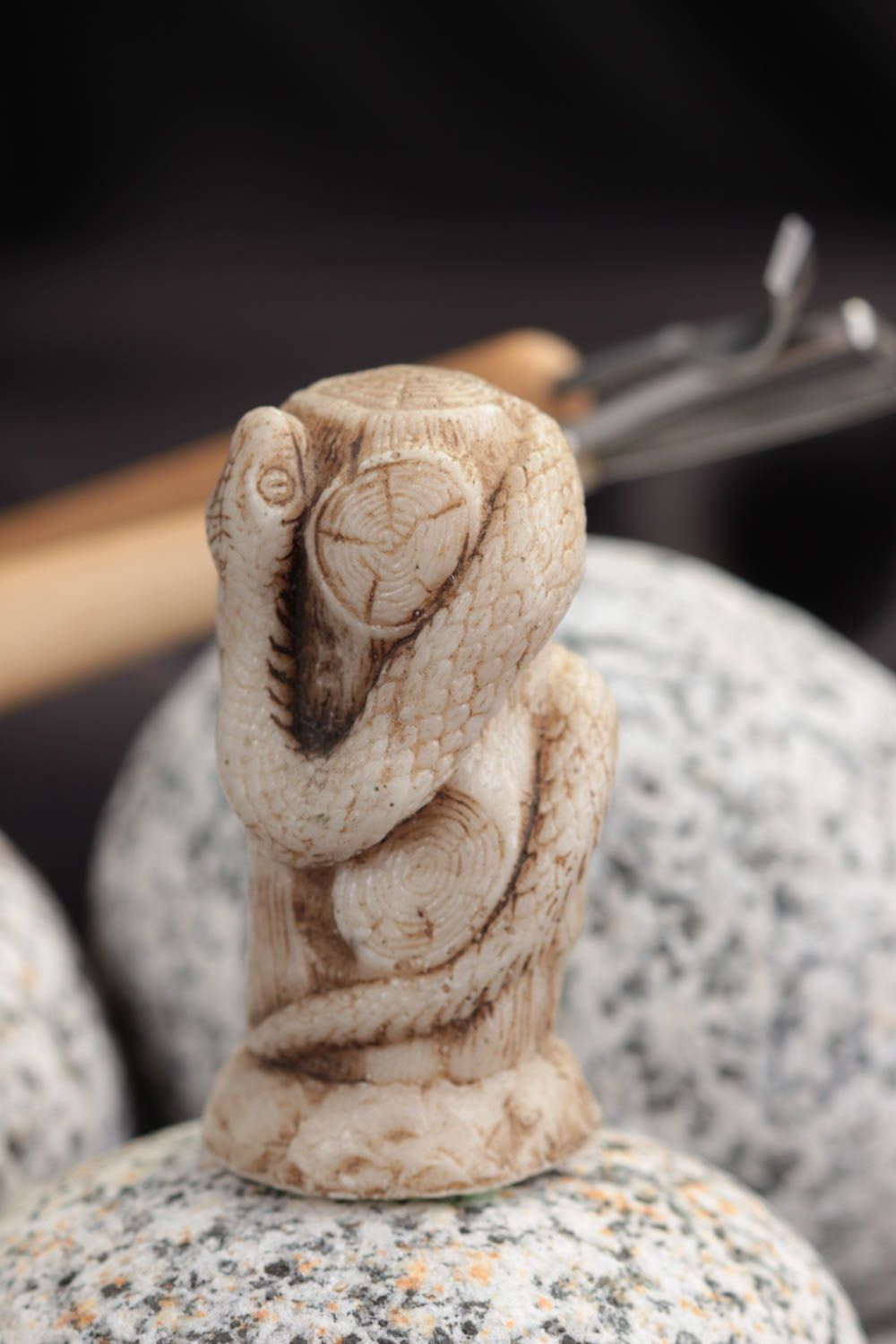 Figurine décorative Petite statue fait main Déco maison Python sur poutre photo 1