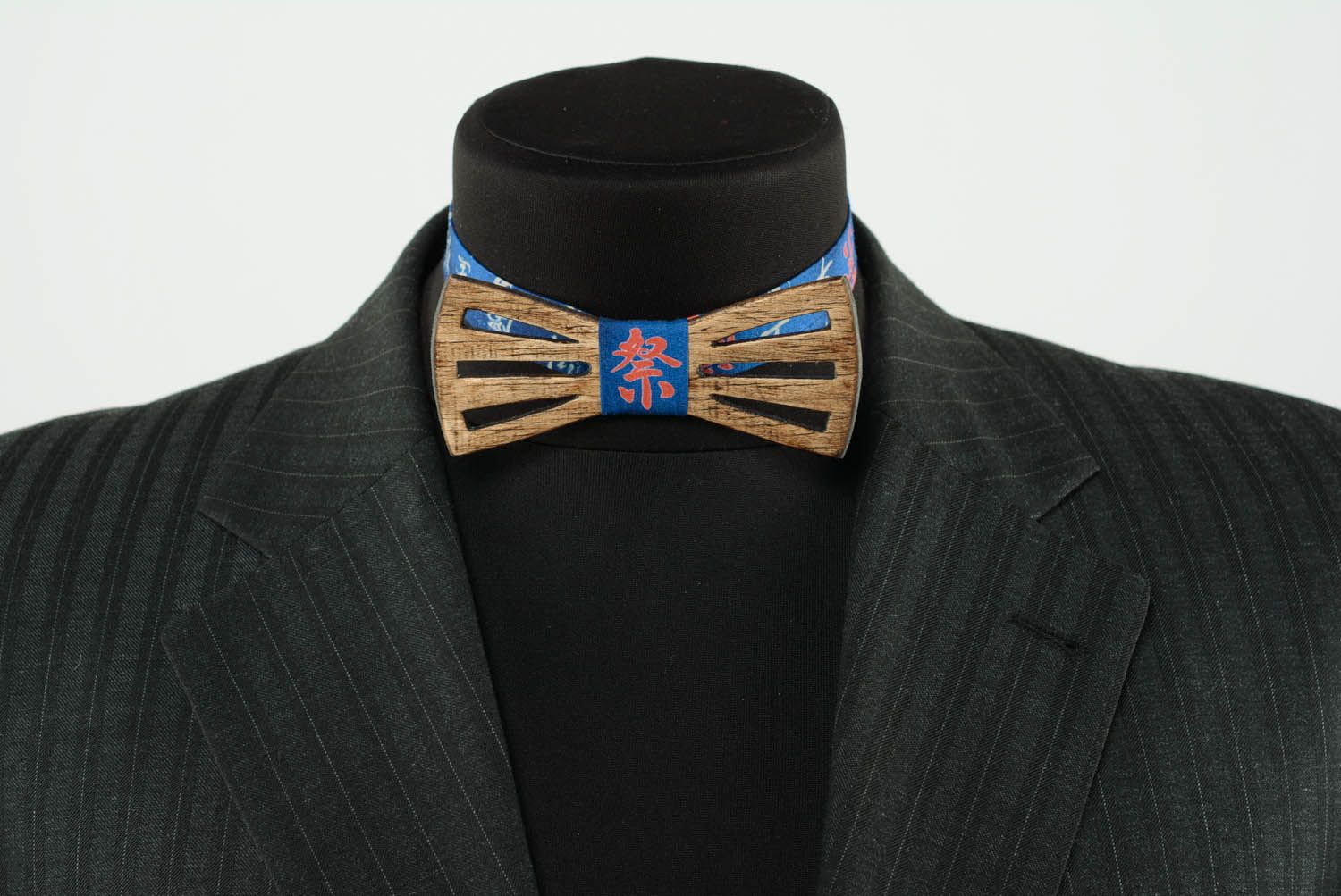Unusual wooden bow tie East photo 2