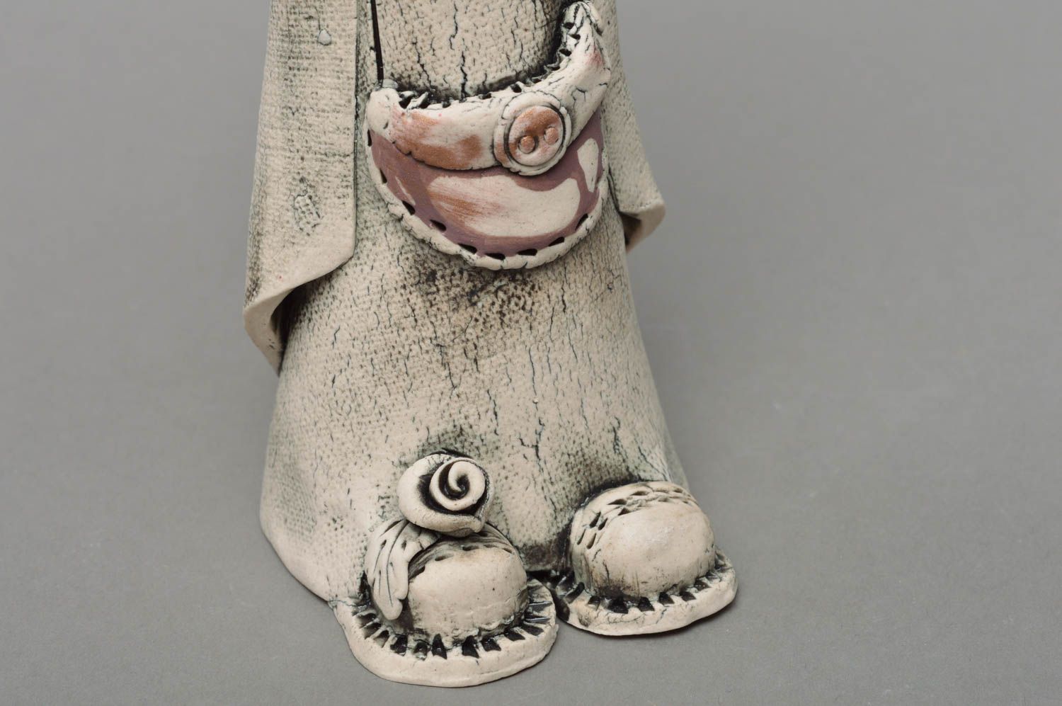 Petite figurine en porcelaine peinte décorative faite main Ange avec coeur photo 2