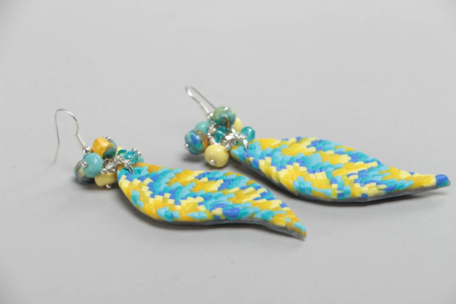 Boucles d'oreilles en pâte polymère en jaune bleu longues originales faites main photo 3