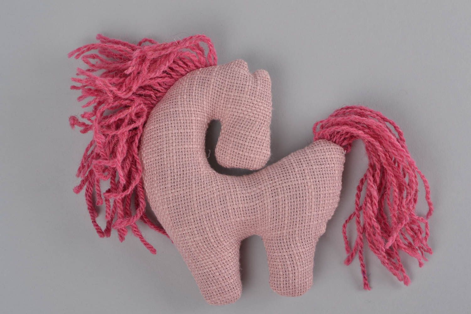 Игрушка из ткани в виде лошади розового цвета небольшая для детей ручная работа фото 5