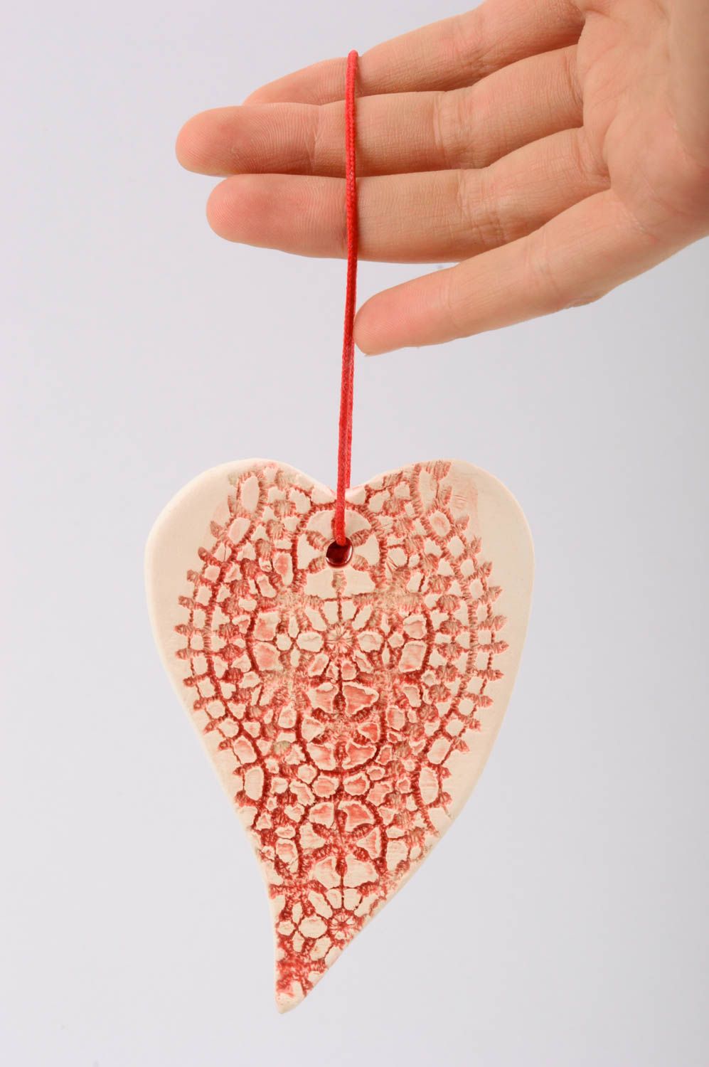 Панно на стену подарок ручной работы предмет декора из глины Красное сердце фото 2