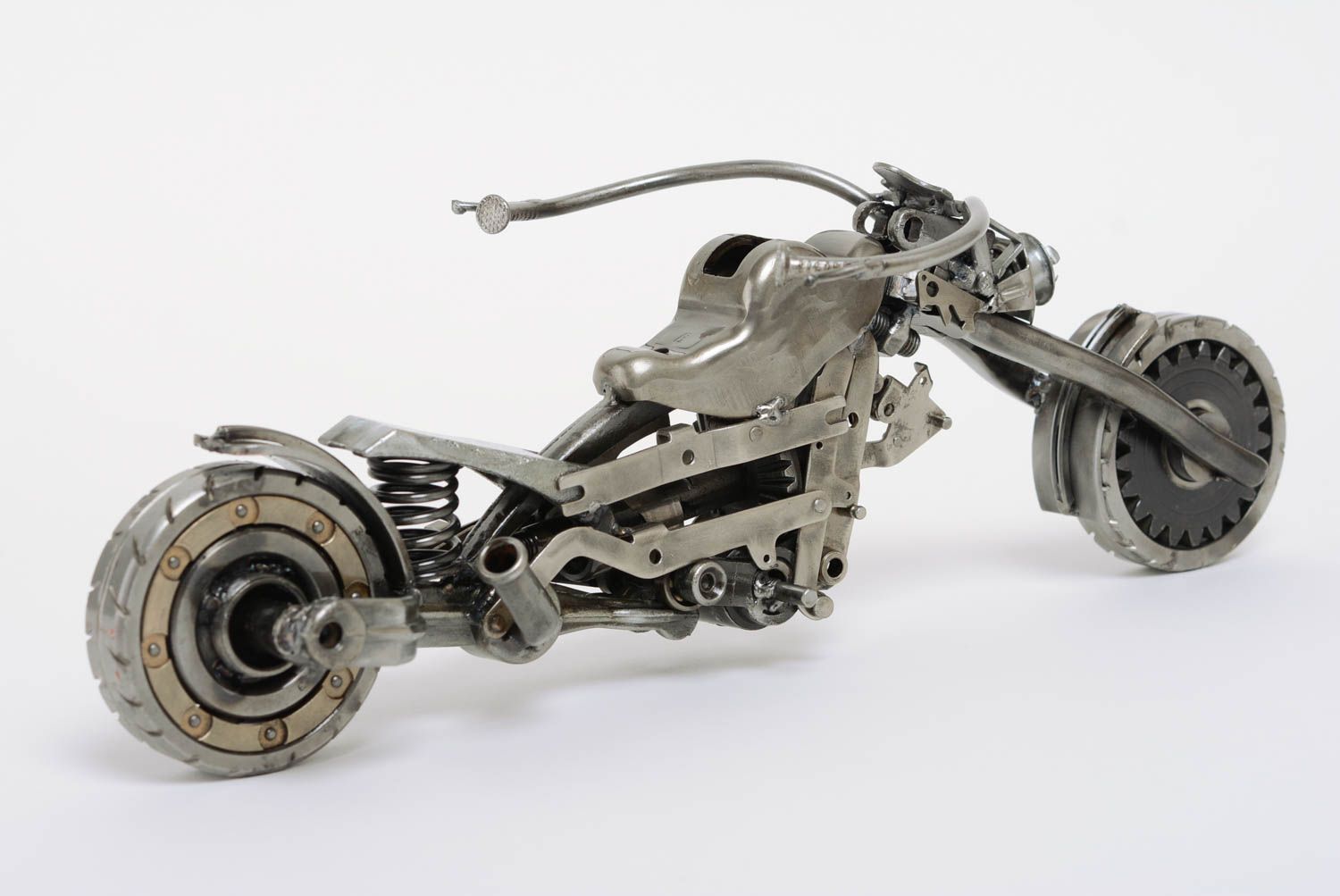 Figura metálica artesanal de estilo techno art con forma de moto  foto 3
