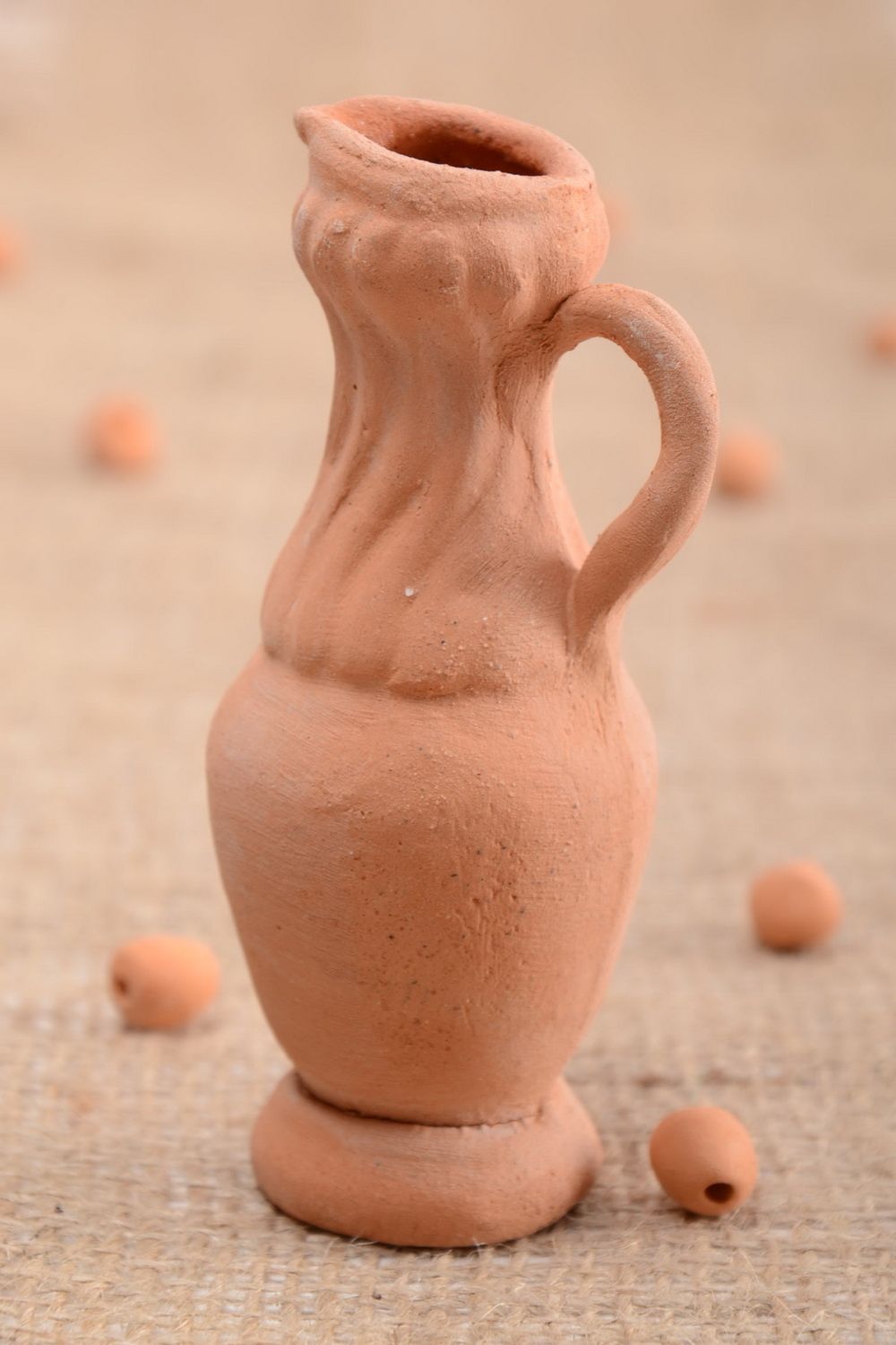 Petit vase décoratif en argile beige fait main original en forme de cruche photo 1
