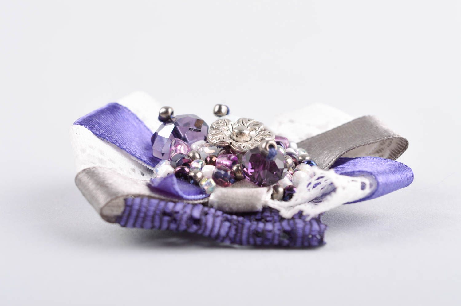 Broche textile Bijou fait main violet-blanc Accessoire femme de design original photo 3