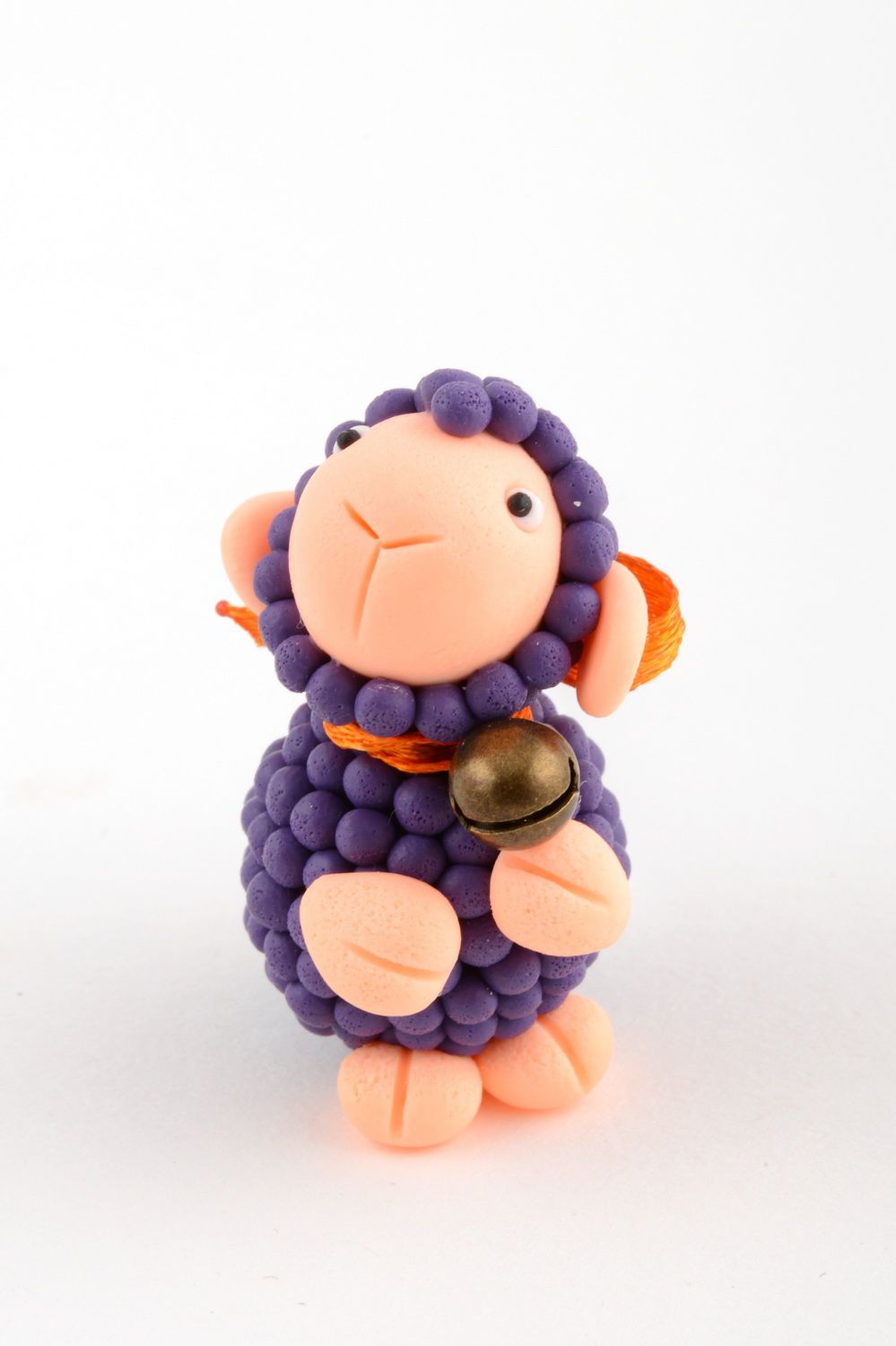 Porte-clés fait main en pâte polymère accessoire en forme de mouton violet photo 1