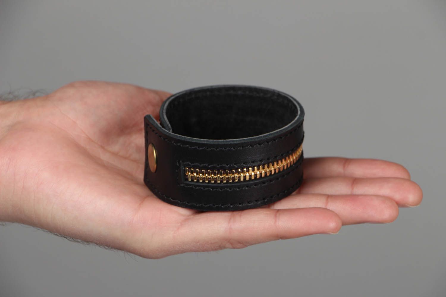 Schwarzes Leder Armband mit Reißverschluss foto 4