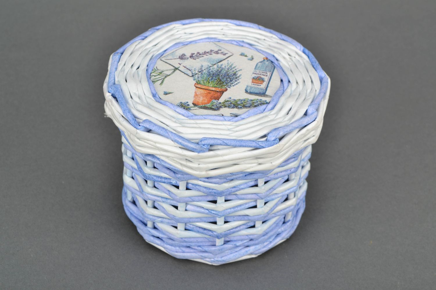 Плетеная корзинка с крышкой из бумажных трубочек Лаванда фото 1