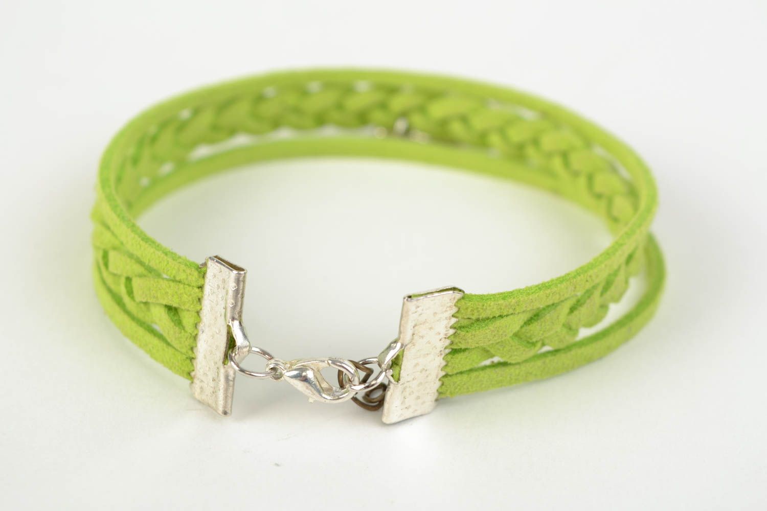 Pulsera artesanal trenzada de cordones de gamuza con símbolo de paz de color verde claro  foto 4