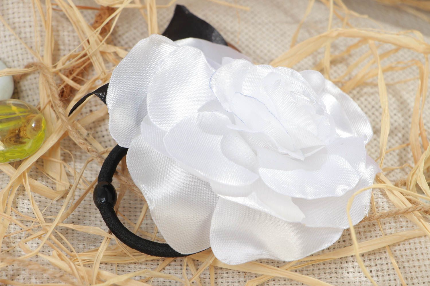 Резинка для волос из атласных лент Белая роза ручной работы красивая нежная фото 1