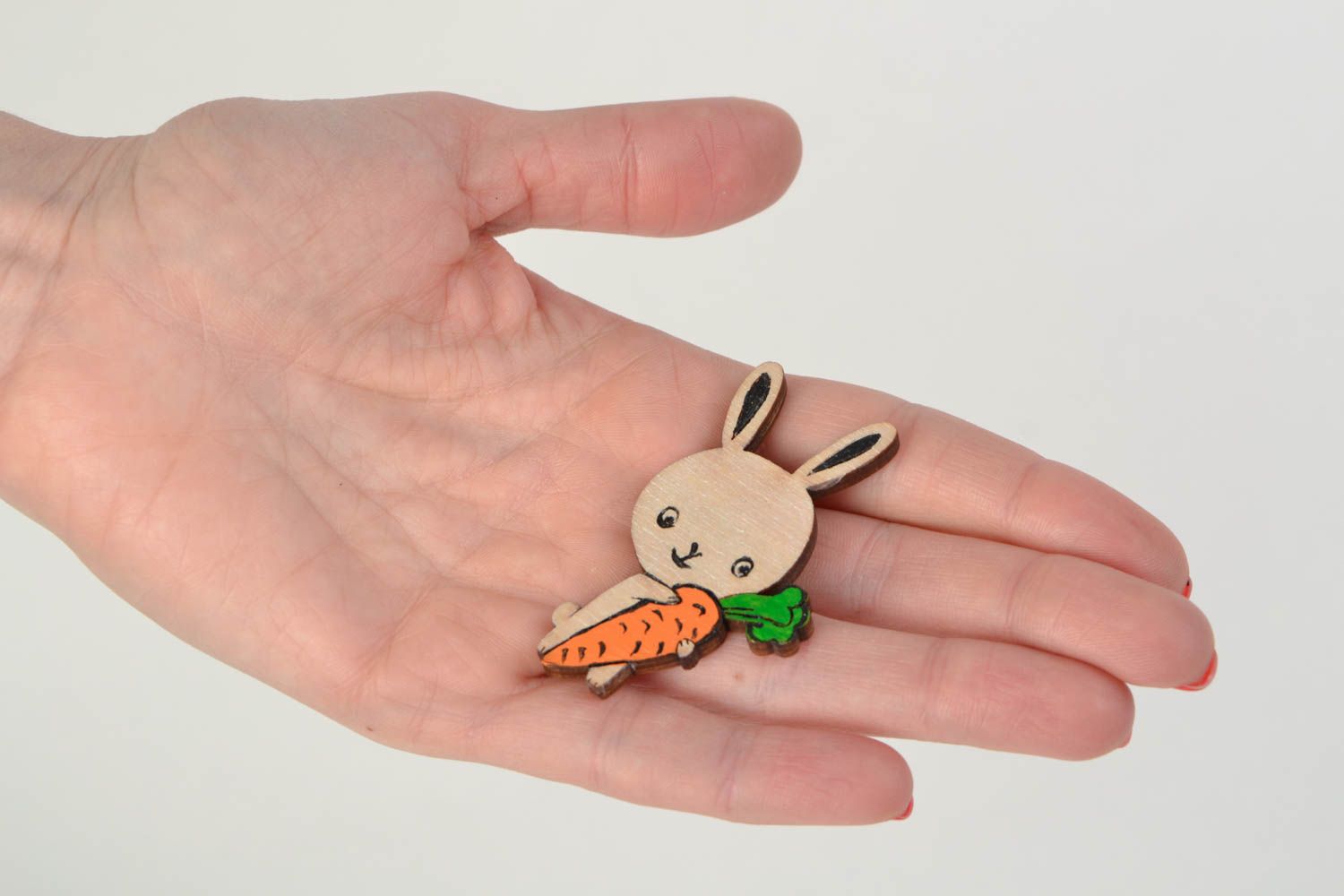 Broche en bois faite main peinte bijou de créateur forme de lapin avec carotte  photo 2